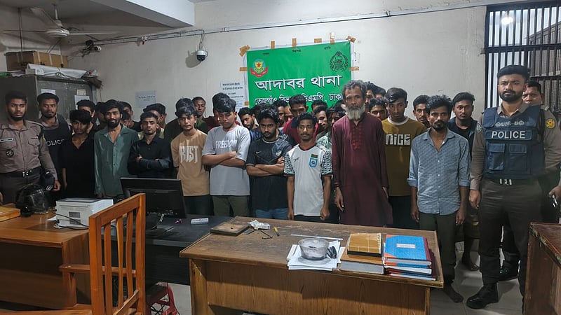 রাতে চার ঘণ্টার অভিযানে মোহাম্মদপুরে আটক ১০০