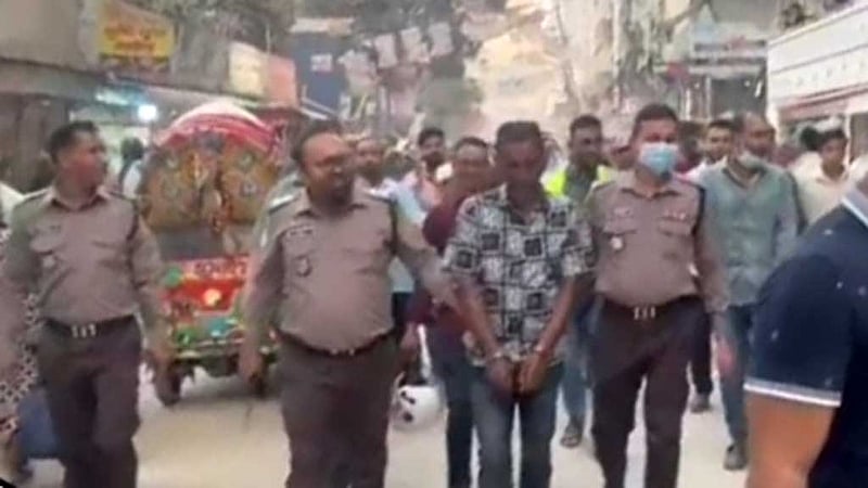 চাঁদাবাজ ধরে সড়কে ঘুরিয়ে মাইকিং করল পুলিশ