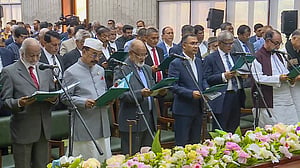 ত্রয়োদশ সংসদ: যাত্রার শুরুতে শপথের জটিলতা