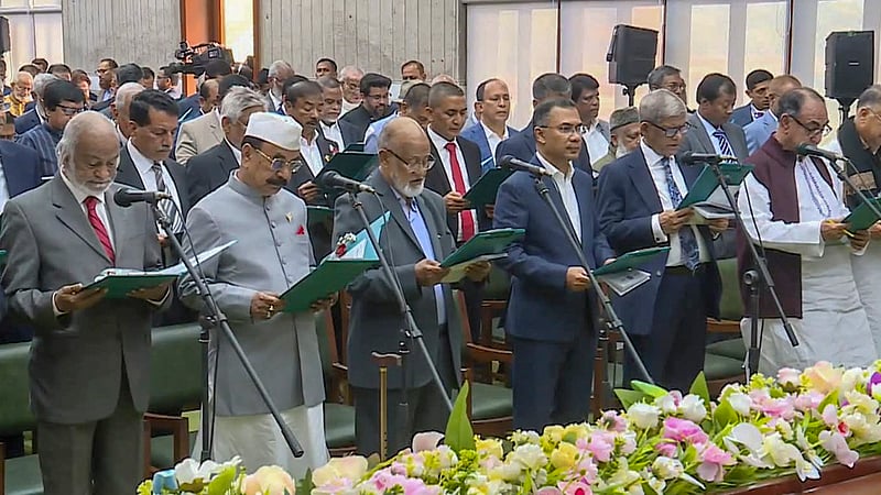 ত্রয়োদশ সংসদ: যাত্রার শুরুতে শপথের জটিলতা