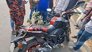 এক্সপ্রেসওয়েতে মোটরসাইকেল নিয়ন্ত্রণ হারিয়ে নিহত ২