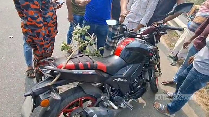 এক্সপ্রেসওয়েতে মোটরসাইকেল নিয়ন্ত্রণ হারিয়ে নিহত ২