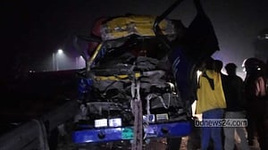 মুন্সীগঞ্জে পিকআপ ভ্যানে গাড়ির ধাক্কা, চালক ও সহকারী নিহত