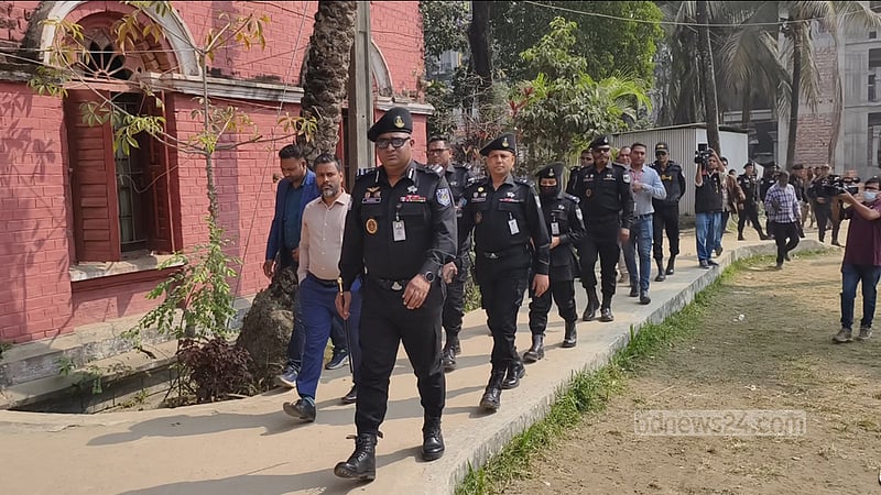ময়মনসিংহে বেড়েছে আইনশৃঙ্খলা বাহিনীর তৎপরতা, কেন্দ্রে যাচ্ছে সরঞ্জাম