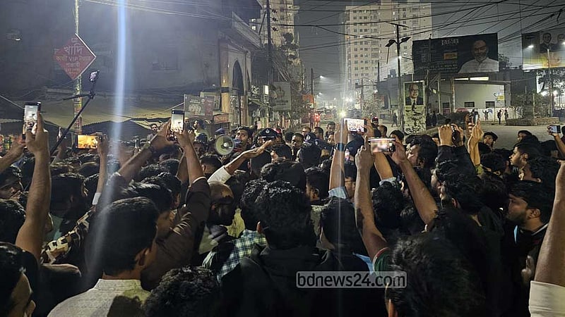 ব্রহ্মপুত্রের চরে শিক্ষার্থীর লাশ, ময়মনসিংহে সড়ক আটকে বিক্ষোভ