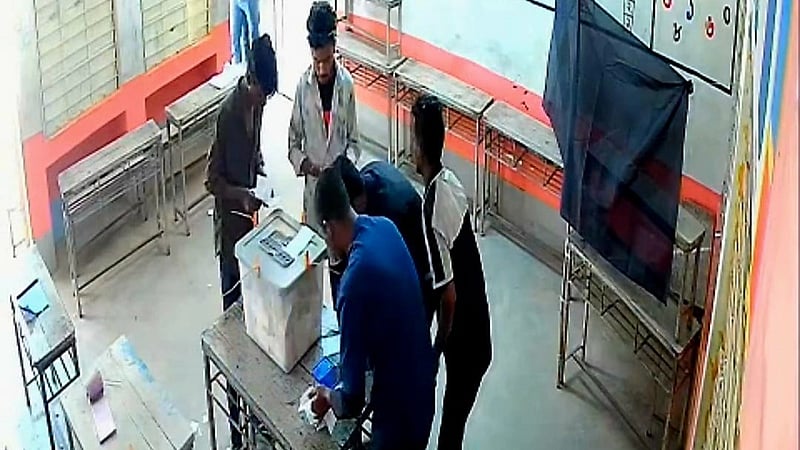 ময়মনসিংহে কেন্দ্র দখল করে ব্যালটে সিল মারার ভিডিও ভাইরাল