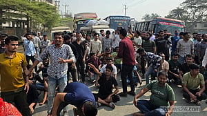 বকেয়া দাবিতে ঢাকা-সিলেট মহাসড়ক অবরোধ শ্রমিকদের