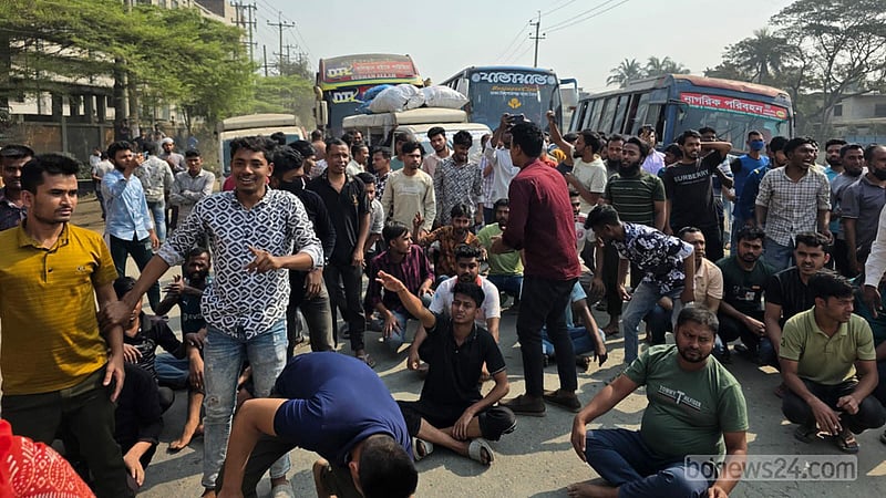 বকেয়া দাবিতে ঢাকা-সিলেট মহাসড়ক অবরোধ শ্রমিকদের