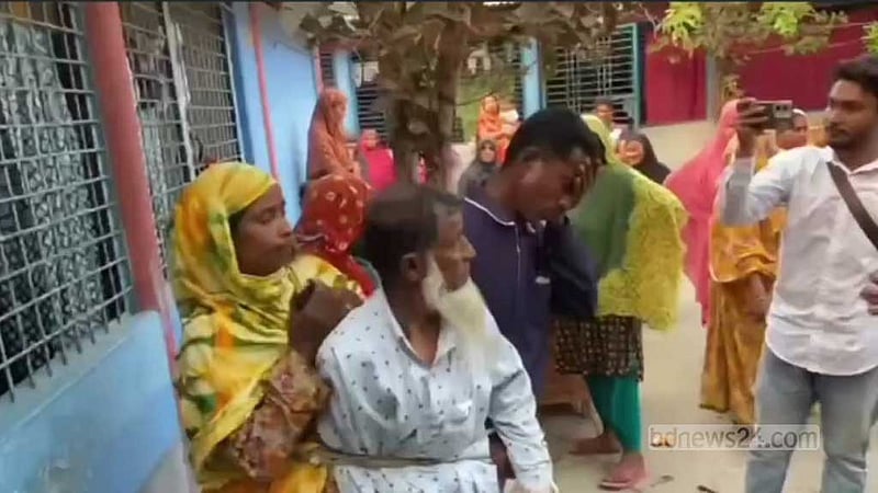গহনা নিয়ে প্রতারণার অভিযোগে স্বামী-স্ত্রীসহ ৪ জনকে ‘গাছে বেঁধে নির্যাতন’