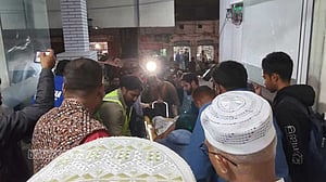 পিস্তল নিয়ে খেলছিল শিশুপুত্র, গুলি বের হয়ে লাগল এসআইয়ের পায়ে