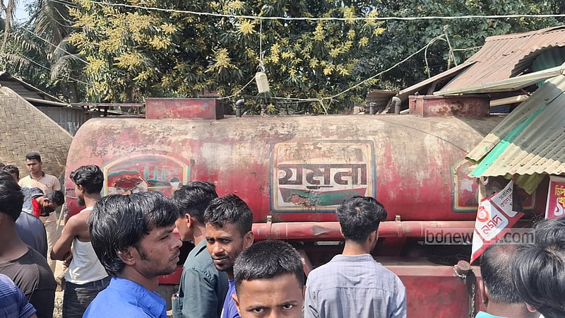 নোয়াখালীতে দোকানে ঢুকল তেলের লরি, ব্যবসায়ীর মৃত্যু, আহত ৩