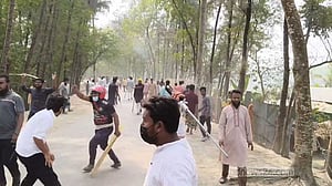 হাতিয়ায় বিএনপি-এনসিপি কর্মীদের সংঘর্ষ, সড়কে অবস্থান হান্নান মাসউদের