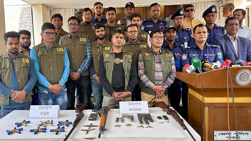পাবনায় বিদেশি রাইফেল ও পিস্তলসহ গ্রেপ্তার ৩