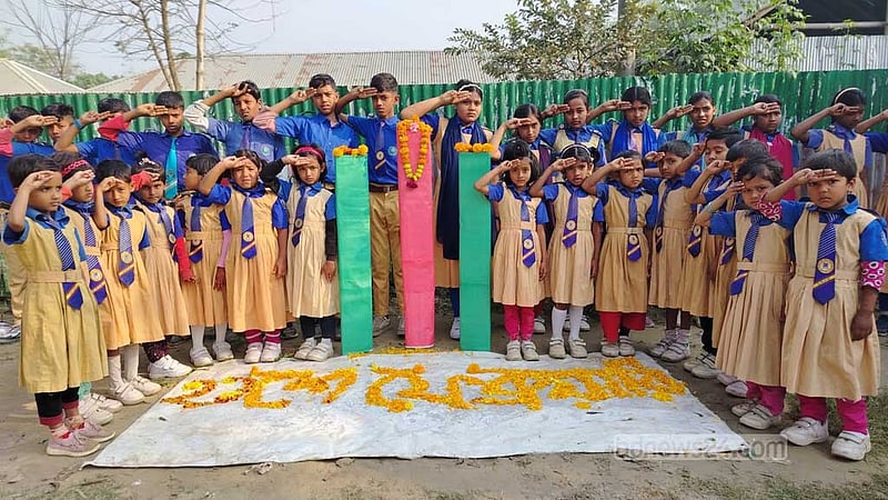 নিজ হাতে গড়া বাঁশ-কাগজের শহীদ মিনারে চরাঞ্চলের শিশুদের শ্রদ্ধাঞ্জলি