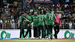 সাহিবজাদার সেঞ্চুরি ও তারিক-শাদাবের স্পিনে রেকর্ড গড়া জয়ে সুপার এইটে পাকিস্তান