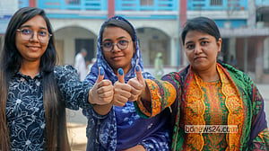 প্রথমবার ভোটের আনন্দ তরুণীদের