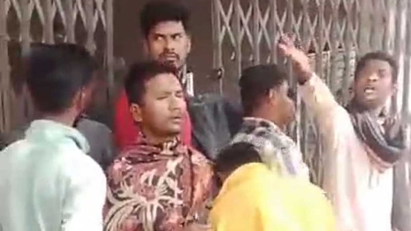 আওয়ামী লীগ অফিস খুলে নেতাকর্মীদের মোনাজাত, ‘ভাঙচুর চালিয়ে তালা দিল ছাত্রদল’