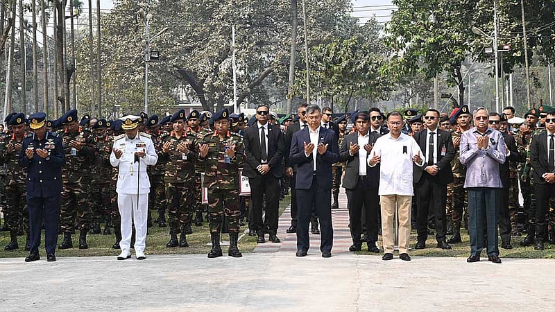 পিলখানায় নিহতদের কবরে রাষ্ট্রপতি ও প্রধানমন্ত্রীর শ্রদ্ধা