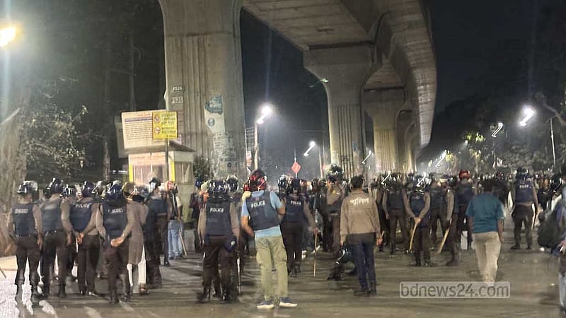 শাহবাগে কাঁদুনে গ্যাসে ছত্রভঙ্গ ইনকিলাব মঞ্চ, চলছে ধাওয়া পাল্টা ধাওয়া