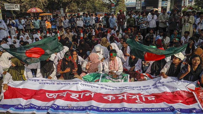 ৩ ঘণ্টা পর তেজগাঁওয়ের সড়ক ছাড়লেন কারিগরি শিক্ষার্থীরা, যানজট