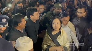 বিএনপির নেতাকর্মীরা ‘ছিঁড়লেন’ পুষ্পস্তবক, শ্রদ্ধা জানাতে পারেননি রুমিন ফারহানা