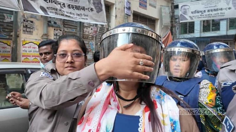 কথা বলতে চাইলেন তুহিন, মুখ আটকাল পুলিশ