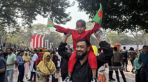 শহীদ মিনারে সর্বস্তরের মানুষের ঢল