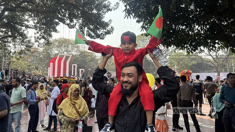 শহীদ মিনারে সর্বস্তরের মানুষের ঢল