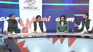 নাওয়াজকে নিয়ে টিভি অনুষ্ঠানে তর্কে জড়ালেন হাফিজ ও সাকলাইন