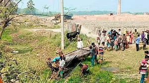 সাতক্ষীরায় নসিমনের চাকা খুলে প্রাণ গেল গরু ব্যবসায়ীর