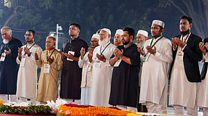 শহীদ মিনারে দোয়া হল, প্রথমবার এলেন জামায়াত আমির