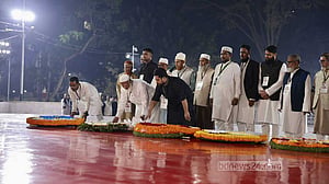 শহীদ বেদীতে জামায়াতের রাজনীতির ফুল