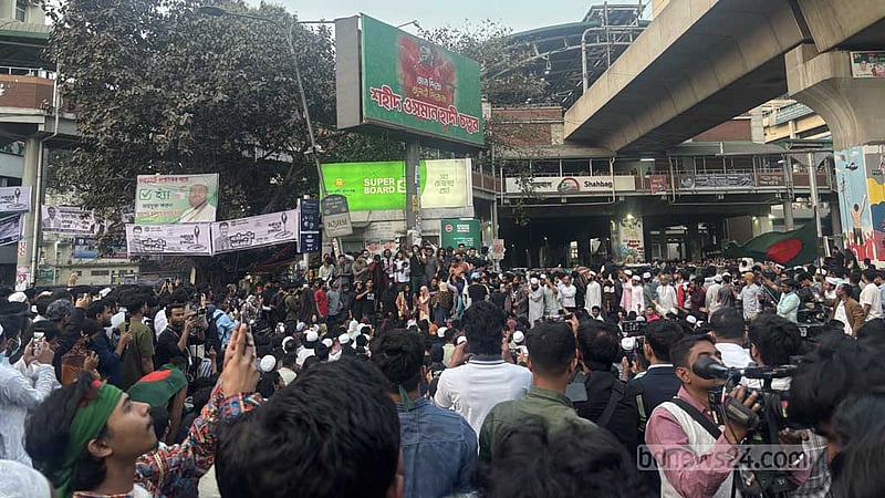 প্রথম আলো ও ডেইলি স্টারের সামনে বাড়তি পুলিশ