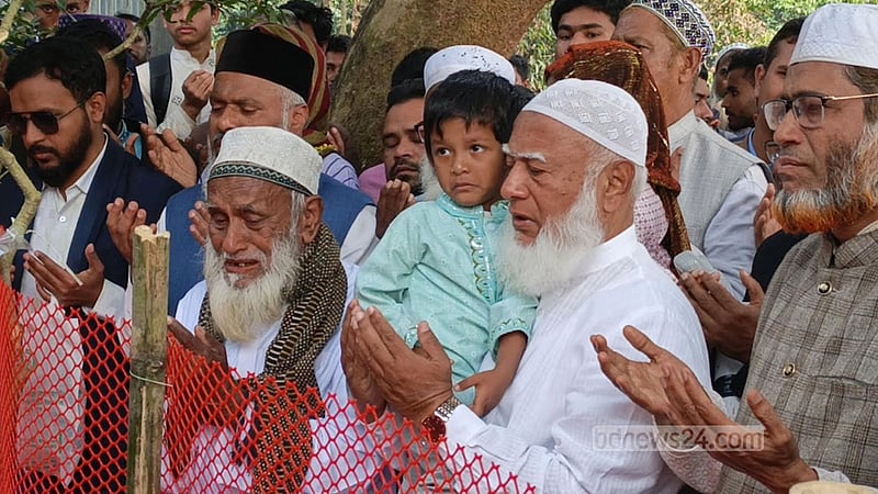 রেজাউলের সন্তানকে কোলে নিয়ে কবর জিয়ারত করলেন জামায়াত আমির