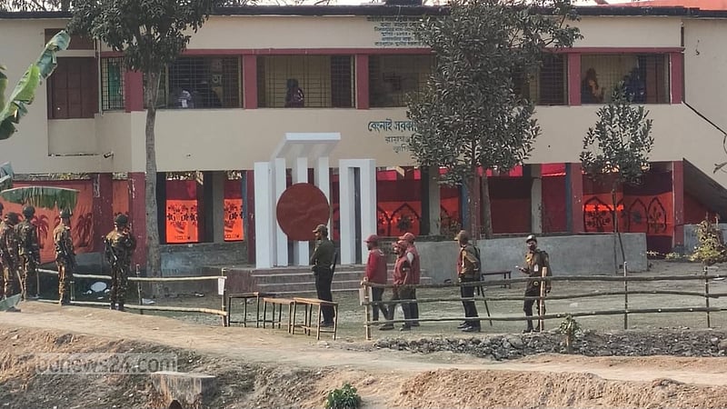 সিরাজগঞ্জে ভোট দিতে এসে কেন্দ্রেই সন্তান প্রসব করলেন আম্বিয়া
