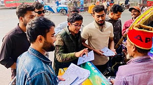 ভোটের প্রচারে ঢাবির ছাত্রনেতারা, চলছে নিজেদের রাজনীতিও
