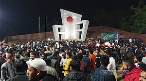 দেশজুড়ে ভাষা শহীদদের স্মরণ, মানুষের ঢল