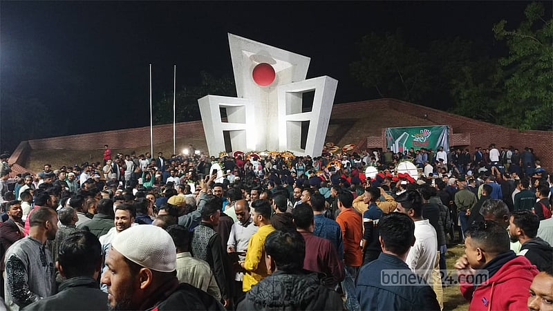 দেশজুড়ে ভাষা শহীদদের স্মরণ, মানুষের ঢল