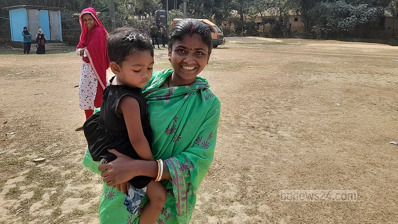 সিলেট-১: পরিবারের সবাই মিলে ভোট দিচ্ছেন চা শ্রমিকরা