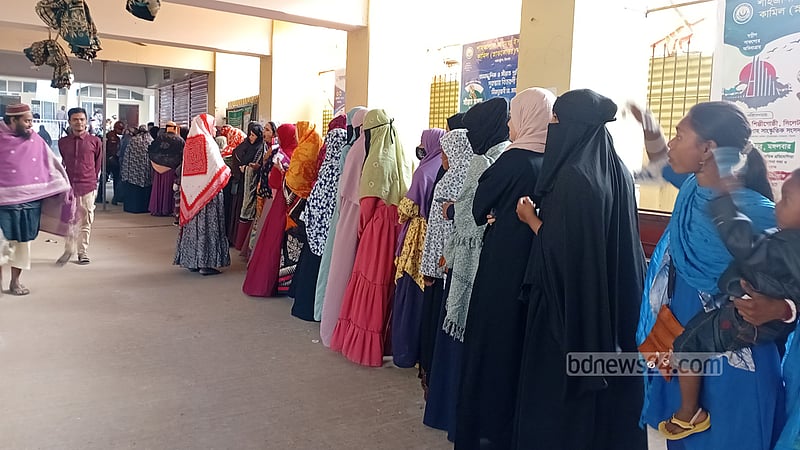 সিলেট: ভোটের শুরুতেই নারীদের ভিড়