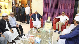 এবার চরমোনাই পীরের বাসায় তারেক রহমান