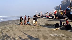 টেকনাফ সৈকতে ভেসে এল দুই লাশ