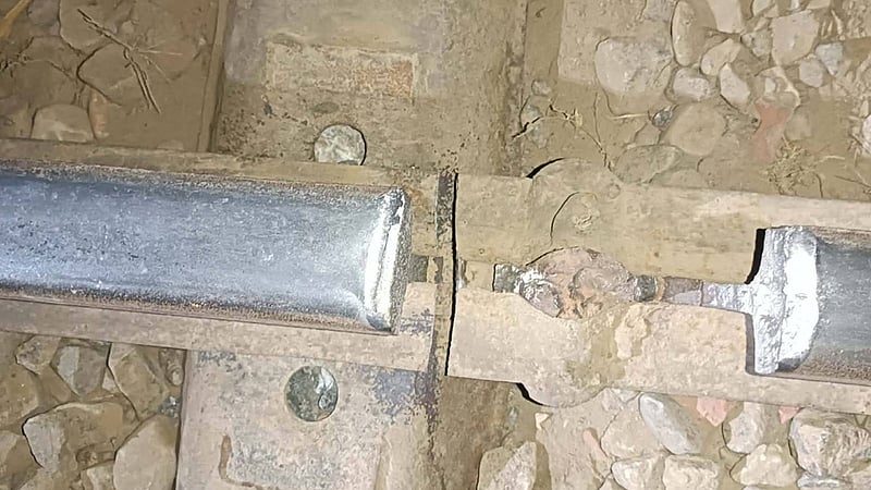 রেললাইন ভাঙা, ঢাকা-ময়মনসিংহ ট্রেন চলাচল ২ ঘণ্টা বন্ধ