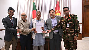 প্রধান উপদেষ্টার কাছে নজরদারি প্রযুক্তি পর্যালোচনা কমিটির চূড়ান্ত প্রতিবেদন