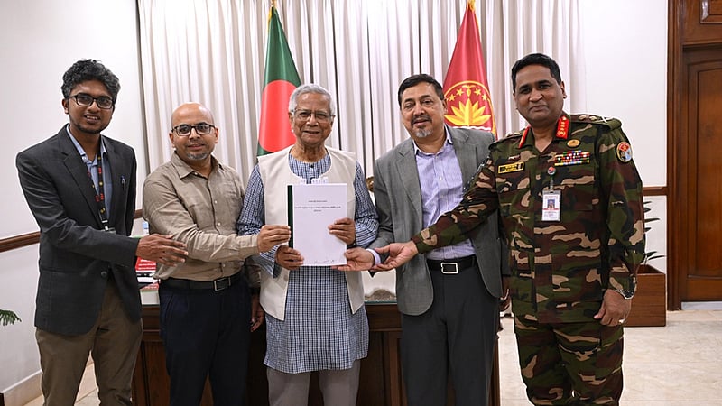 প্রধান উপদেষ্টার কাছে নজরদারি প্রযুক্তি পর্যালোচনা কমিটির চূড়ান্ত প্রতিবেদন