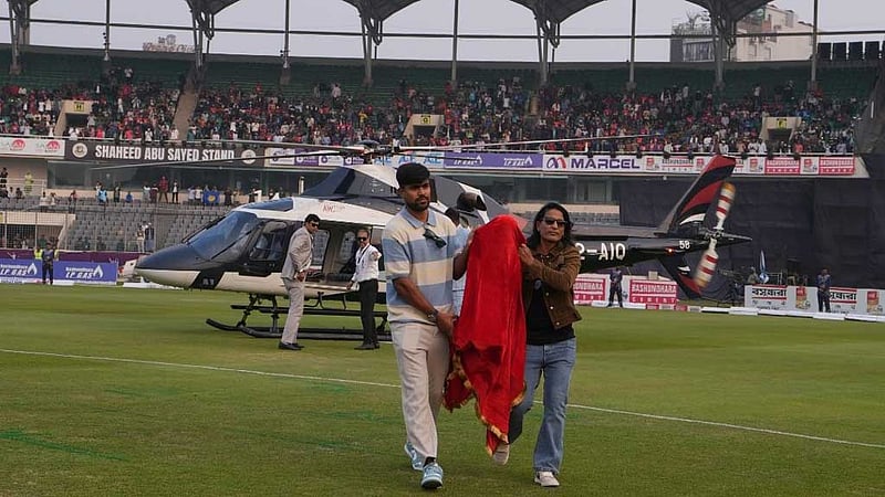 হেলিকপ্টারে করে বিপিএলের ট্রফি নিয়ে এলেন সালমা ও আকবর