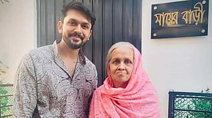 'গাছটা ফুলে ভরে যায়, শুধু তোমাকে দেখানো হল না, মা': আরেফিন শুভ