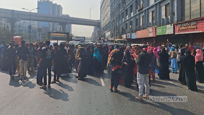 বনানীতে ঘণ্টাব্যাপী সড়ক অবরোধ পোশাক শ্রমিকদের