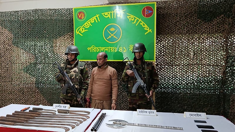 বরিশালে দেশীয় অস্ত্রসহ যুবদল নেতা আটক