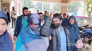 সাবেক স্বামীর প্রতারণা মামলায় বরিশাল বিশ্ববিদ্যালয়ের কর্মকর্তা কারাগারে